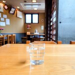 やぶ善 - 着席後すぐに提供してくれる、冷たいお水。