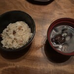 鉄板焼 天 - 締めのガーリックライスとしじみの味噌汁。この後アイスが来ました