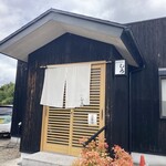 キッチン しろ - お店の入り口です。暖簾が地味やなぁ。