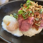 キッチン しろ - 横に温玉を落としてっと。お肉のピンク色がより映えますな。