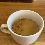 キッチン しろ - 注文後に頂いたカップにスープを入れ、フライドオニオンを振り掛けて。ワカメもあったかな。