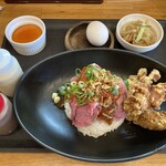 キッチン しろ - これがランチセットの全容です。唐揚げ３個はアツアツでした。追いソースはこのように御膳についてきました。