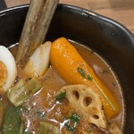 スープカレー ベギラマ - にんじんはそれぞれ1本丸ごと使っている、とても甘い