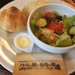 アトリの鐘と葡萄の葉 - バジルパンとクロワッサンも美味し(ﾉ∀｀*)