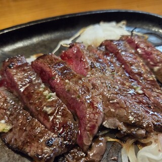 郷土肉料理 やりばんが - 料理写真:ランチの『黒毛和牛赤味肉ステーキ』