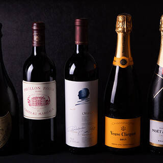 入口にワインセラーを完備。ワイン・シャンパンにもこだわり満載