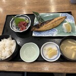 浜焼き海鮮居酒屋 大庄水産 - 【2025.7.14(月)】日替り焼魚定食（サバ＋ご飯＋味噌汁＋マグロのぶつ切り＋漬物）1,000円