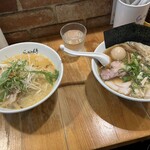 ShiNaChiKu亭 - 担々麺（左），特製醤油
