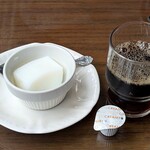 泰南飯店 - 泰南飯店 神保町店 ランチでセルフ無料調達した杏仁豆腐とアイスコーヒー