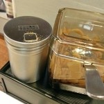 麺屋ここいち - 辛みスパイスと福神漬が常備！