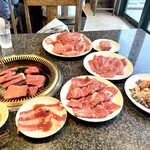 グルメリア但馬 - ズラっと並ぶ美味しそうなお肉(´,,•﹃•,,｀)