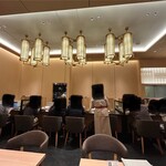 花山うどん - 店内はカウンター席とその周囲、壁際にテーブル席、お一人様でも気兼ねなく食べれる。