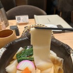 花山うどん - 5センチ幅あった。過去一広幅の麺だった。ツルシコで喉越しが大変よい。