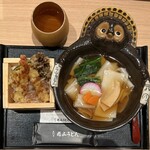 花山うどん - 【羽田店限定】花山御膳1590円税込、めんはざる冷: 二昧(鬼ひも川+うどん)または温: 花山かけ(鬼ひも川またはうどん)と桝寿司(海老天または上州椎茸)から選べる。