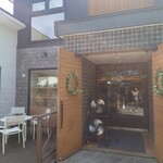 菓子工房フラノデリス - 出口からテラス　また写り込みですね～