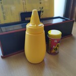 ソースかつ丼 我山 - 辛子じゃなくて、フレンチマスタードが置いてある笑