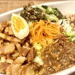 アリー コーヒー - ◎ランチセット
      　（野菜スープ、自家焙煎珈琲or紅茶付き）
      ・カレー三種　キーマカレー＆グリーンカレー＆魯肉飯（週替わり）