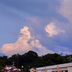 トラットリア ガバチョ - 帰りにお店近くの橋から見た入道雲　※右下のお店は「トラットリア・ガバチョ」