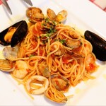 トラットリア ガバチョ - ムール貝・アサリ・海老・イカ・ホタテのトマトソースペスカトーレ①