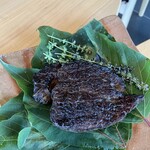 YOSHIKI FUJI - カット前の瑞穂牛、横にはローズマリー