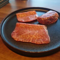 焼肉うしごろ 銀座店 - 究極の黒タン、厳選厚切りハラミ、厳選赤身 塩