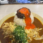 吉田カレー  - バーナーで炙られたチーズの香りが食欲を刺激する