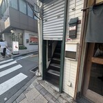 吉田カレー  - このシャッターの隙間が入口。知らなければ通り過ぎるかも