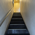 吉田カレー  - 階段を上がってベルを鳴らし、静かに案内を待つ