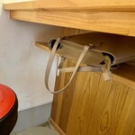 ラーメン鈴蘭 - カウンターテーブルの下は大きなカバンも収納出来ます。