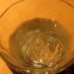 菅乃屋 - お冷やの氷は綺麗な球体型