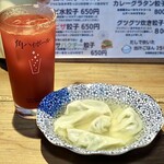 餃子とスパークリング バブルス - エビ水餃子＆クセになるトマトサワー