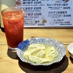 餃子とスパークリング バブルス - エビ水餃子＆クセになるトマトサワー
