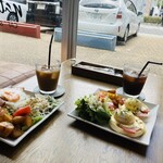 nalu cafe - お友達はアボカドと厚切りベーコンパンケーキ