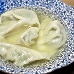 餃子とスパークリング バブルス - エビ水餃子