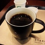 スターバックスコーヒー - リザーブコーヒーのマグカップは、色が違うのね~。トレーには、シルバーの紙