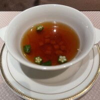ル・トリアノン - 富士の鶏とオクラのビーフコンソメスープ　ほのかに香る生姜のアクセント
