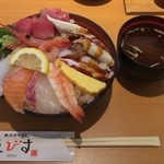 魚河岸のすし えびす - えびす丼　赤だし付きです。