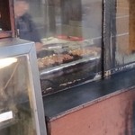 山小屋 中山売店 - こんな感じで焼いてます