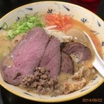 味噌味専門マタドール@北千住
          贅沢濃厚味噌ラーメン
          #ラーメン
          店内はとてもスタイリッシュで地下の席は特にラーメン屋とは思えません。私が券売機の前でどれにしようか迷っていると店員さんがわざわざひとつずつ味の説明をしてくれました。
          結局1番雑誌にも載ってて人気の贅沢濃厚味噌ラーメンに。
          
          おっきな牛のチャーシューふたつとローストビーフ二つ、そぼろがのっていてさすが牛骨マタドールの姉妹店！
          チャーシュ