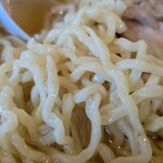 香福 - 中太麺がスープに絡む