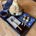 cafe 蓮花 - 黒みつにアイスクリーム、きなこ、粒あん、ラムレーズンあん、白玉、みたらし団子を課金。けっこうな金額にｗ温かいお茶がサービスでついてきました。ありがてぇ