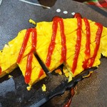 タイム カフェ - 大きなオムレツ（玉子焼き風）。ケチャップかけ。