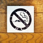 タイム カフェ - 床に示された禁煙マーク！　