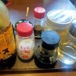 村山 満月うどん - 卓上調味料（一味･七味･すりゴマ･お酢･塩･ソース･醤油？）