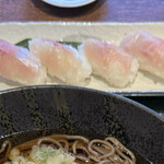 いわな - イワナ（左側）とニジマスのにぎり