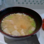 丸山吉平 - 付属の豚汁。小間肉の脂身まで旨いですね。