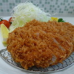 丸山吉平 - 上ロースかつ定食(旧特上ロース定食・1,600円)真ん丸で、リブに近い部位でしょうか。