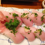 Tairyou Izakaya Ejima - 裏メニューのブリのお寿司。綺麗でしょ！