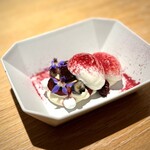 マンサルヴァ - このドルチェ、めっちゃ美味しい！好み！
      ヨーグルトとアメリカンチェリーとの相性が抜群で、歴代ドルチェの中でもトップクラス♪
      何度通っても、こういうメガヒットが出るのが素晴らしい。