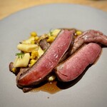 309011964 - かすみ鴨と同じ生産者さんによる志筑鴨（しずくがも）。
                        エトフェですから、鴨らしい旨味とコクが十分！
                        付け合わせの玉蜀黍とニョッキも、これまた美味しい。